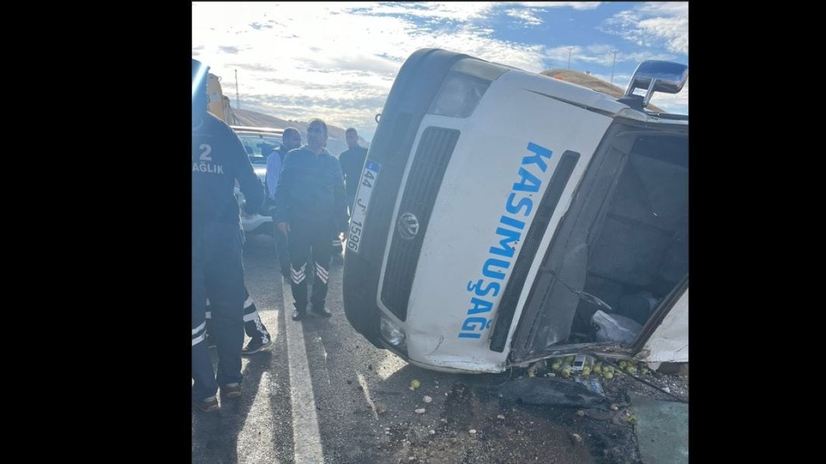 Malatya’da yolcu minibüsü devrildi: 17 yaralı